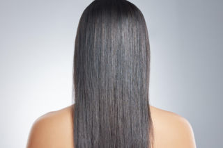 Glass hair bez wizyty u fryzjera. 3 kroki do efektu tafli na włosach