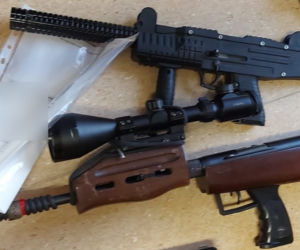 Policjanci znaleźli broń przerobioną na ostrą i narkotyki