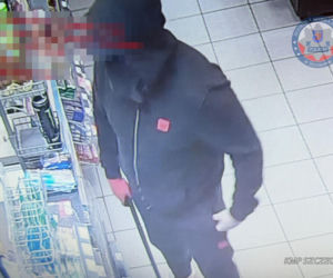 Wpadł do sklepu z rurą i zażądał pieniędzy. Chwile grozy na stacji paliw