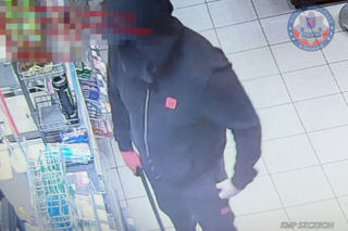 Wpadł do sklepu z rurą i zażądał pieniędzy. Chwile grozy na stacji paliw