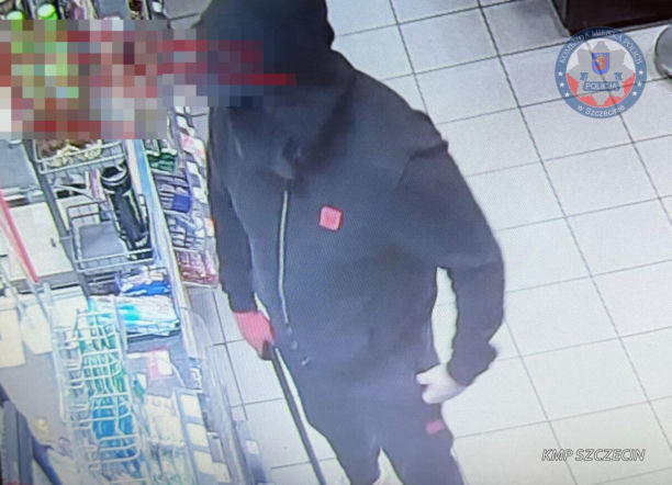 Wpadł do sklepu z rurą i zażądał pieniędzy. Chwile grozy na stacji paliw