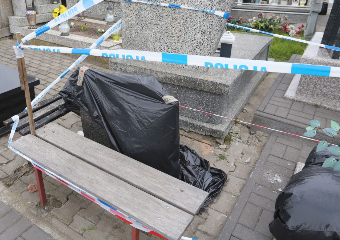 Płyta z nagrobka zabiła Milanka. Tragedia na cmentarzu. Pomnik zawalił się na 1,5 rocznego chłopca