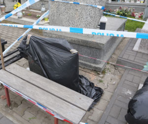 Płyta z nagrobka zabiła Milanka. Tragedia na cmentarzu. Pomnik zawalił się na 1,5 rocznego chłopca