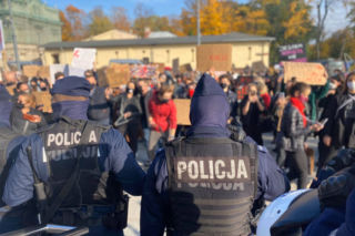Łódź: Mężczyzna POWALONY NA ZIEMIĘ przez policjanta podczas protestu na Piotrkowskiej. Tłum skanduje: Zostaw go! [WIDEO]