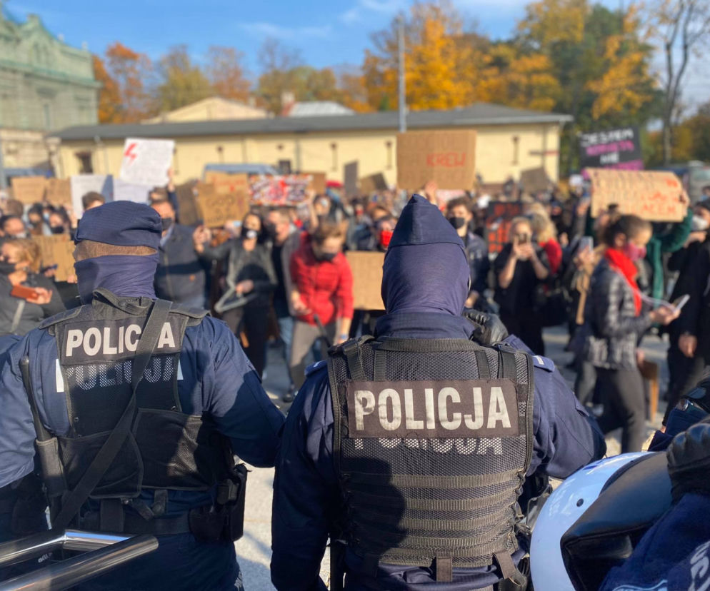 Łódź: Mężczyzna POWALONY NA ZIEMIĘ przez policjanta podczas protestu na Piotrkowskiej. Tłum skanduje: Zostaw go! [WIDEO]