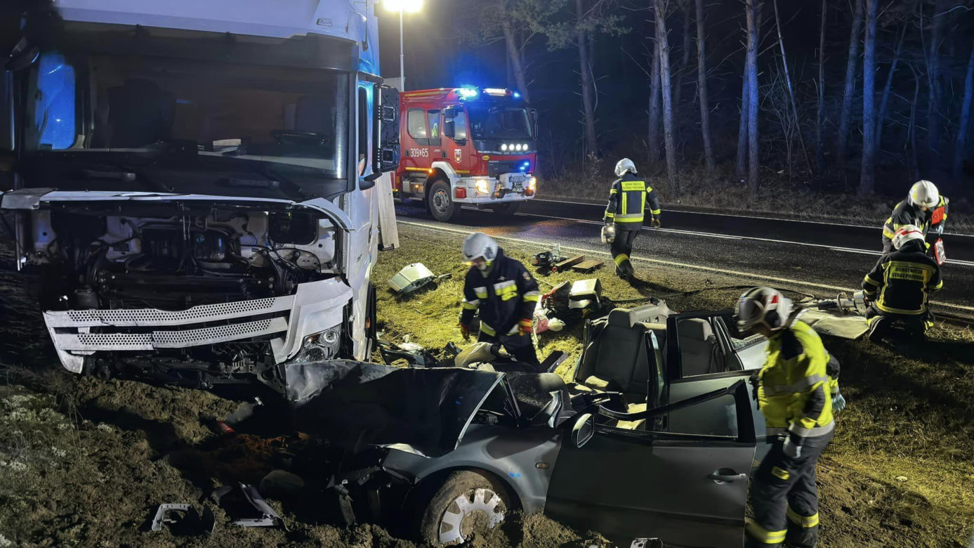 Tragedia na dk 10. Po zderzeniu samochodu osobowego z ciężarowym nie żyje jedna osoba