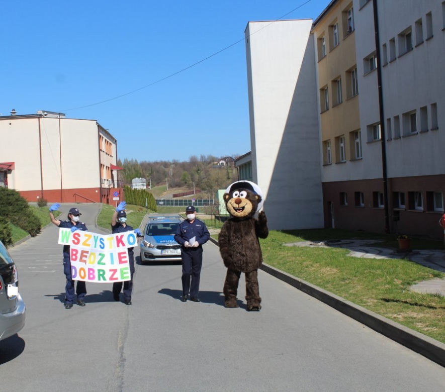 Miś - policjant odwiedził w Święta chore dzieci