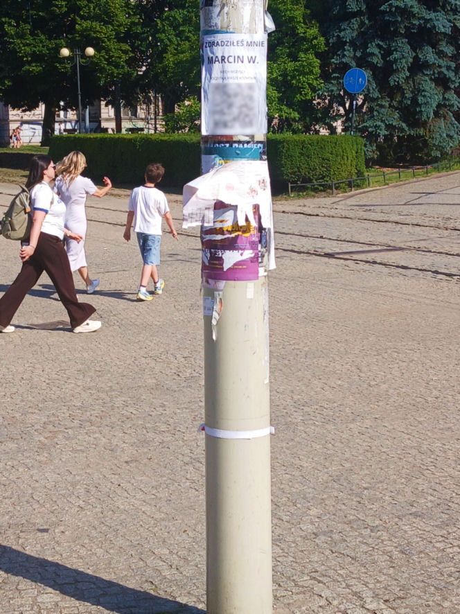 Tajemnicze plakaty na przystankach w Szczecinie