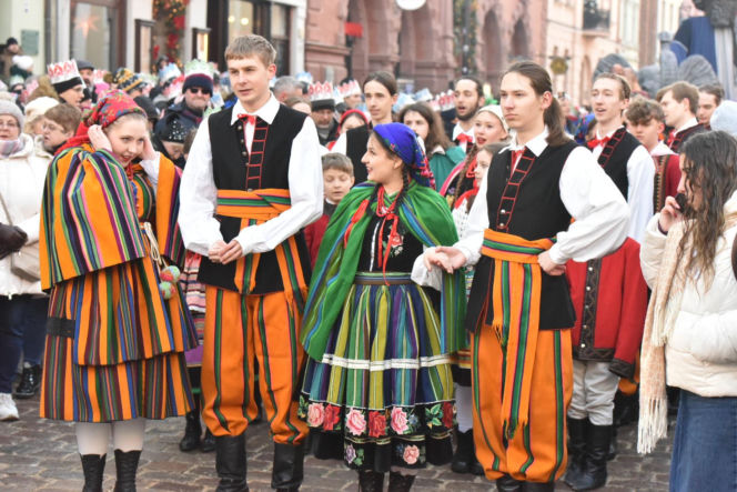 Orszak Trzech Króli 2026 w Toruniu. Zdjęcia z samego serca starówki