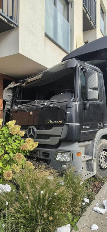 Koszmarny wypadek w Krakowie. Ciężarówka z impetem uderzyła w blok