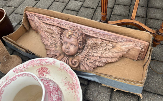 Lubelska Giełda Staroci w świątecznym klimacie. Tłumy szukały prezentów na Mikołajki