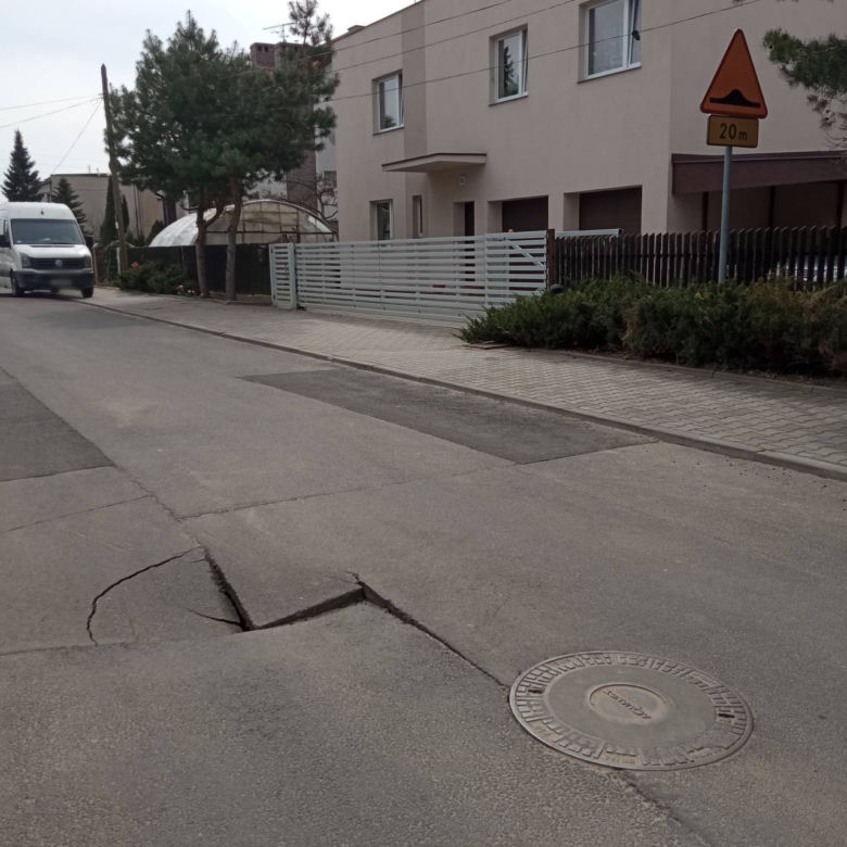 Poznań. Potężna dziura w drodze! Niebezpieczeństwo wisiało w powietrzu 