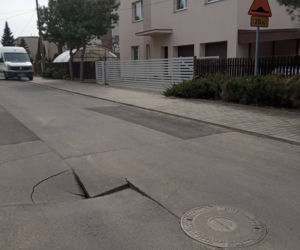 Poznań. Potężna dziura w drodze! Niebezpieczeństwo wisiało w powietrzu 