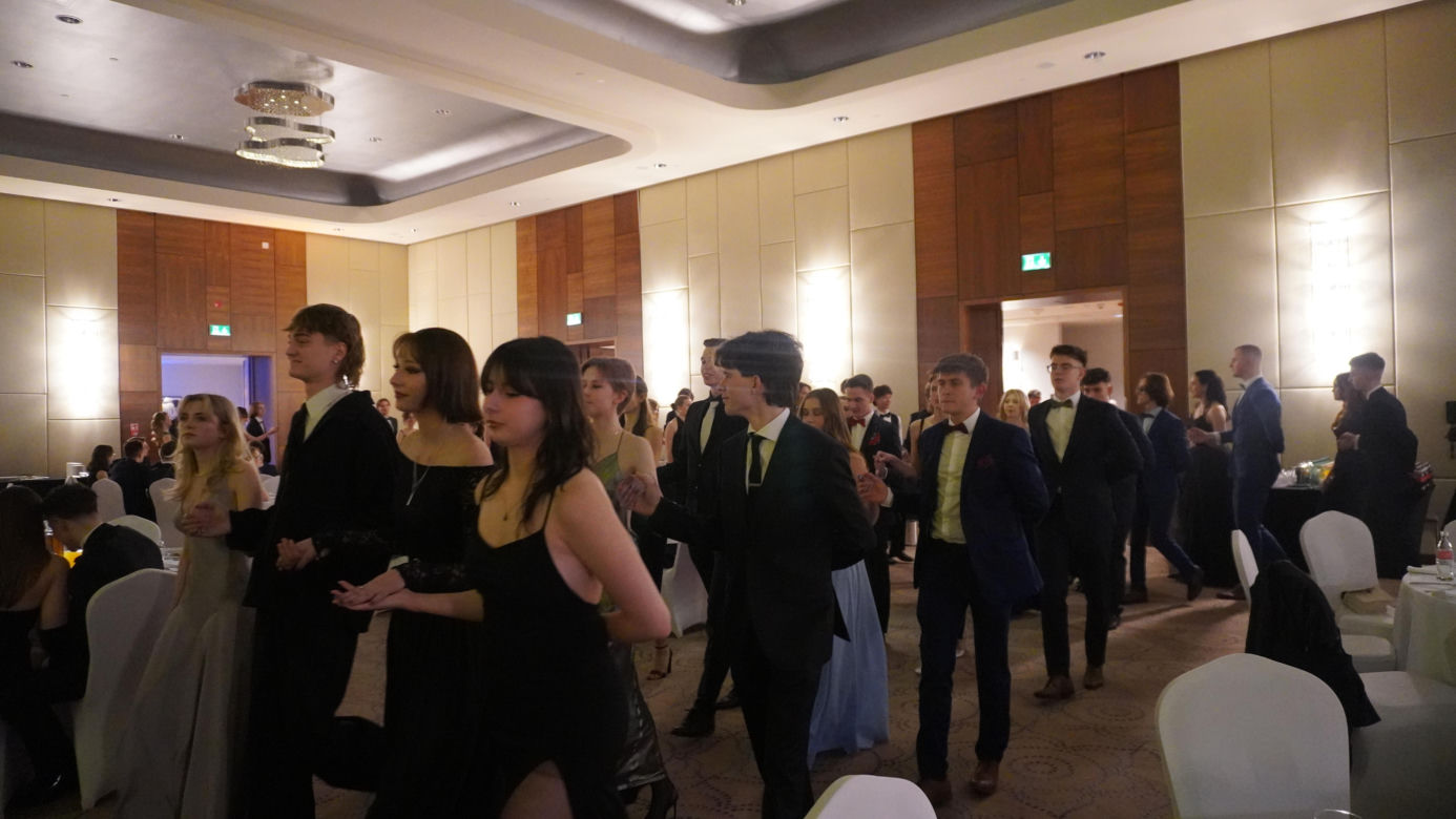 Studniówkowe szaleństwo. Bal przedmaturalny I LO im. Bartłomieja Nowodworskiego 