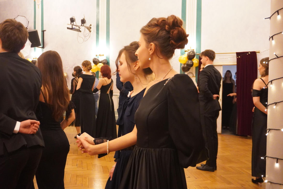 Polonez na Studniówce 2025 w II LO w Poznaniu