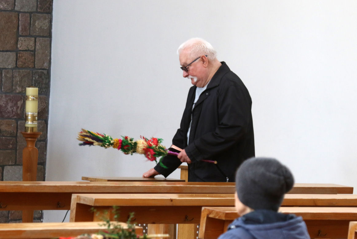 Wałęsa nie uwzględnia drożyzny bo nadal daje ubogim 10 zł 