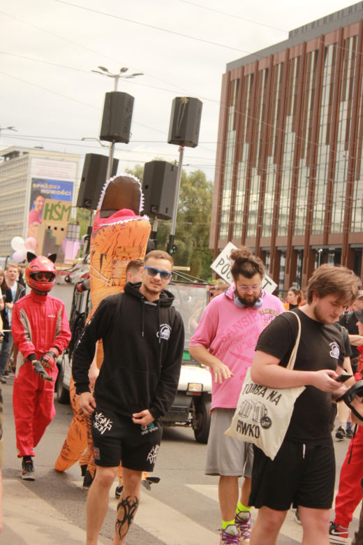 Studenci opanowali Wrocław. Pochód juwenaliowy przeszedł ulicami miasta. Było śpiewająco! [ZDJĘCIA]