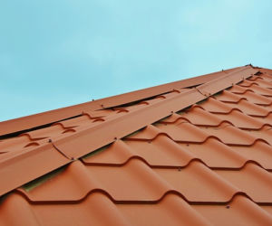 Nieszczelny dach – jak naprawić w deszczu i niskiej temperaturze?