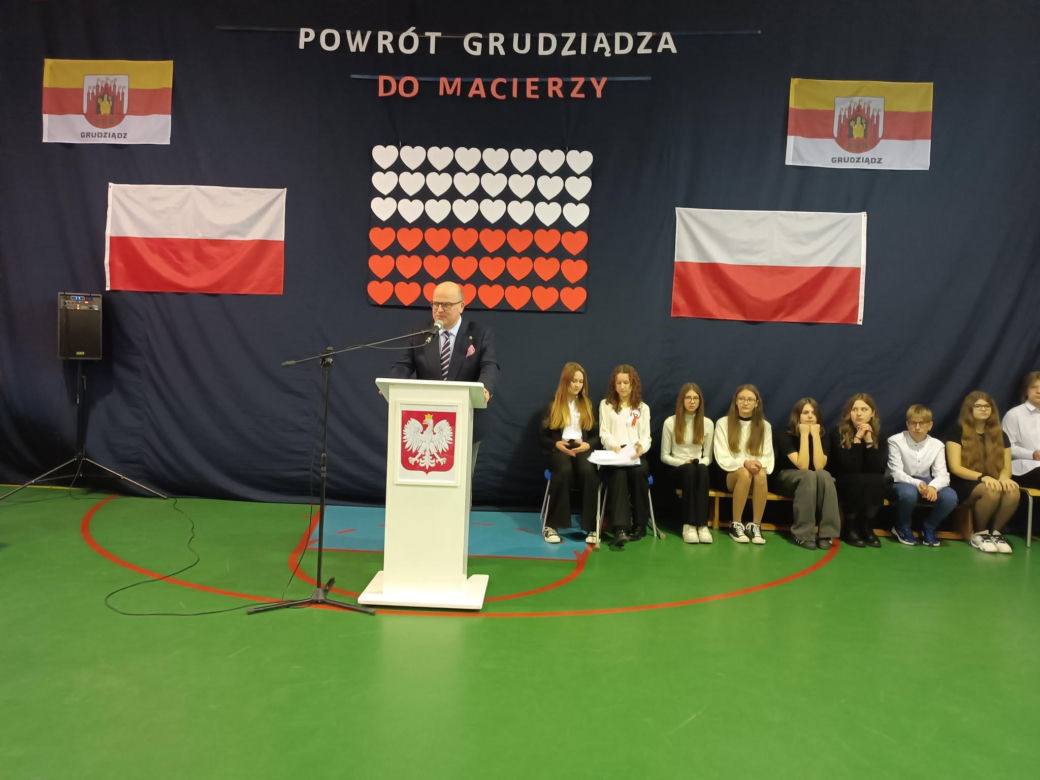 Apel uczniów SP nr 1 o 105. rocznicy powrotu Grudziądza do macierzy