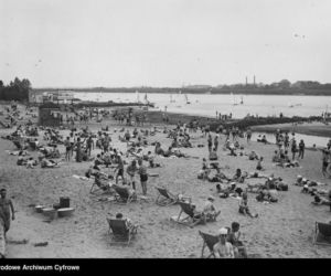 Jak dawniej wyglądało plażowanie? Te zdjęcia to prawdziwe perełki! [GALERIA]