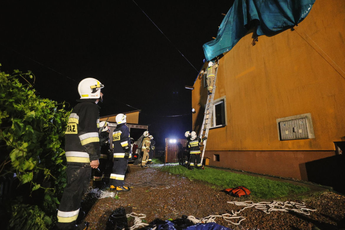 Nawałnice nad Polską. Zalane ulice, połamane drzewa i zerwane dachy