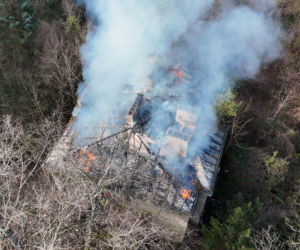 Wielki pożar zabytkowej willi pod Warszawą. Trwa akcja strażaków