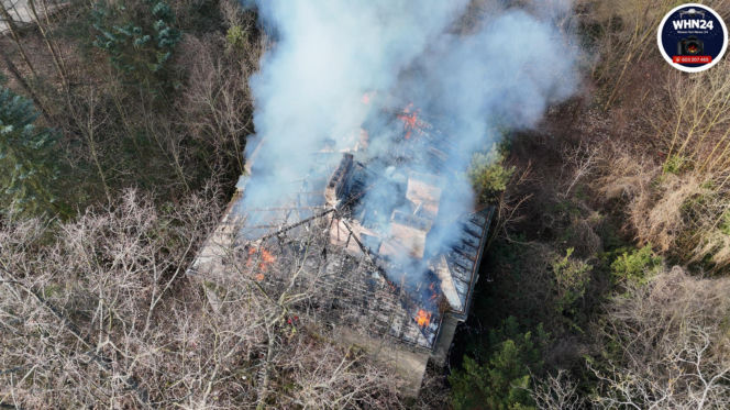 Wielki pożar zabytkowej willi pod Warszawą. Trwa akcja strażaków