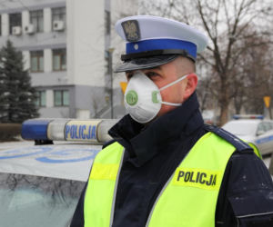 Krakowscy policjanci już pracują w maskach antysmogowych! [ZDJĘCIA]