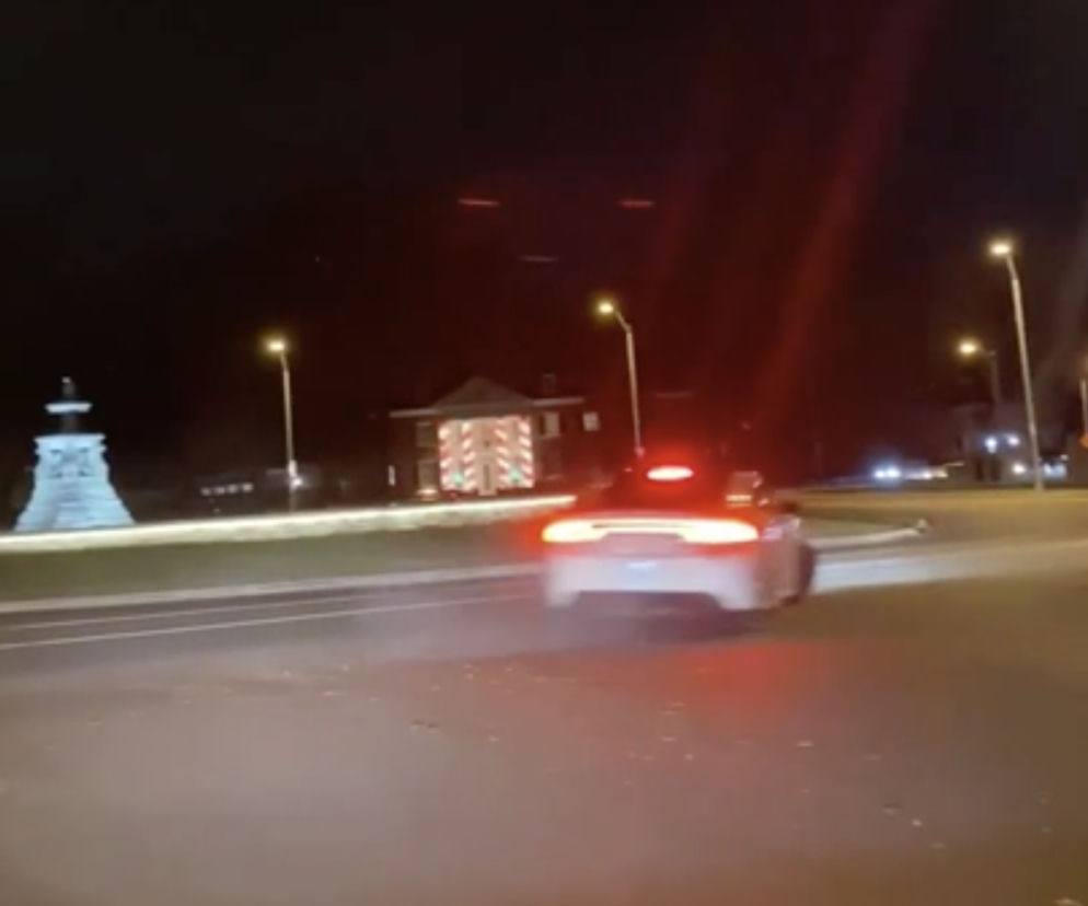 Drift zakończył się uderzeniem w krawężnik