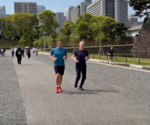 Donald Tusk biega po Tokio