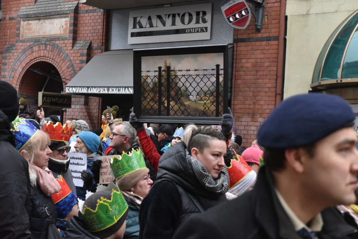 Orszak Trzech Króli 2023 w Toruniu. Efektowne figury, piękne kolory i aktywiści o dramacie uchodźców