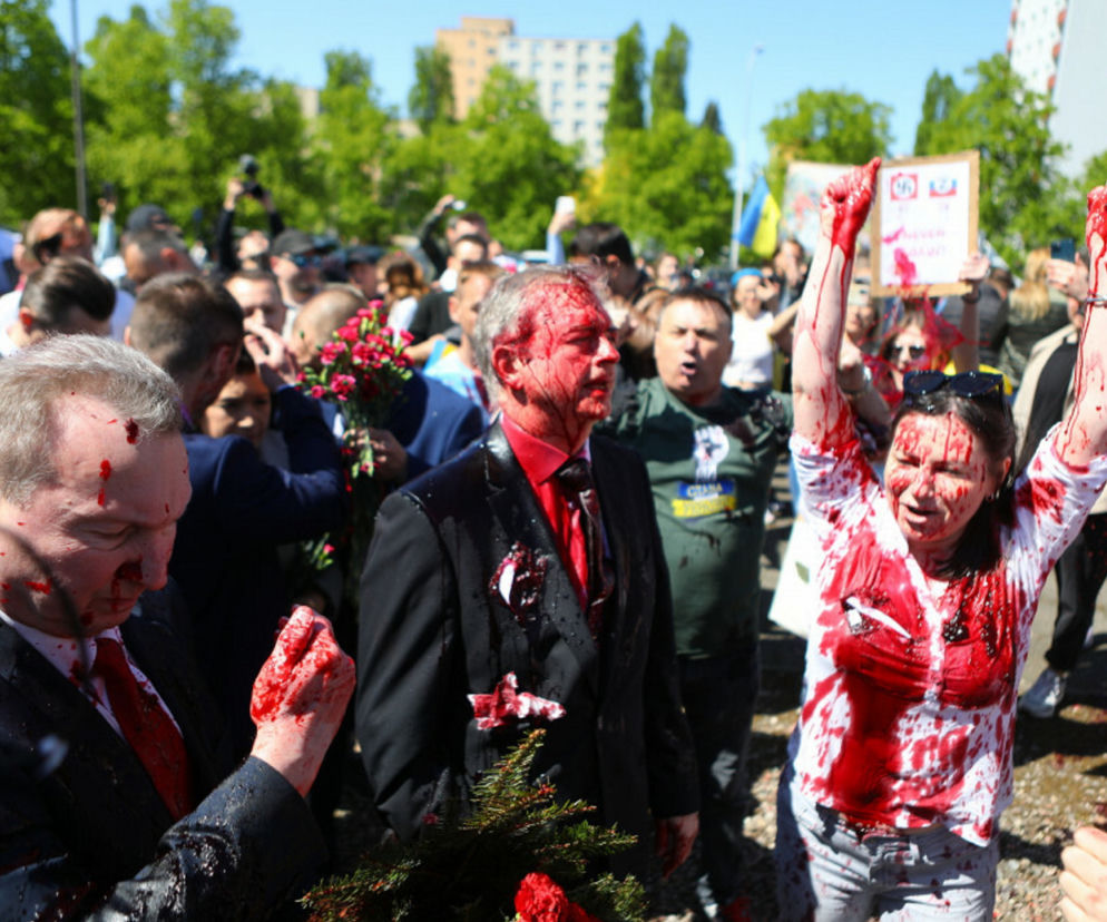 Oblała ambasadora Rosji barszczem, musiała uciekać z Warszawy. „Grożą mi gwałtem, zabiciem i okaleczeniem”