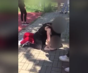 Bójka uczennic przed szkołą w Częstochowie. Przeproś k***a, bo w ryj dostaniesz! W tle śmiech