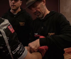 Waldemar Nawrocki i Adrian Domalewski pomagają Anielce