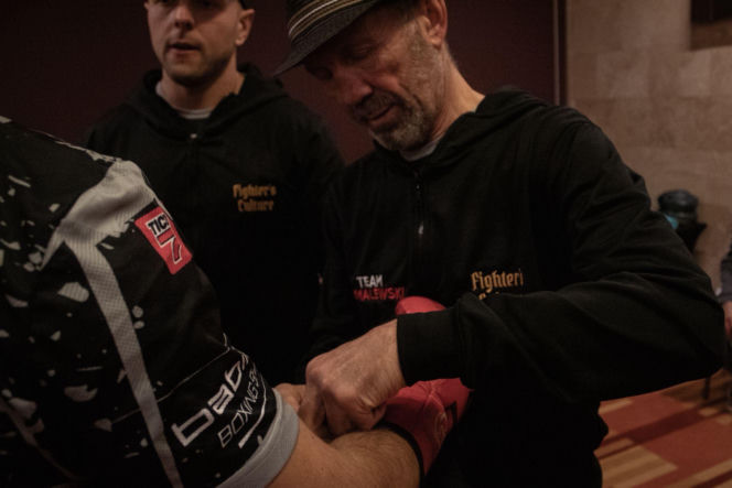 Waldemar Nawrocki i Adrian Domalewski pomagają Anielce