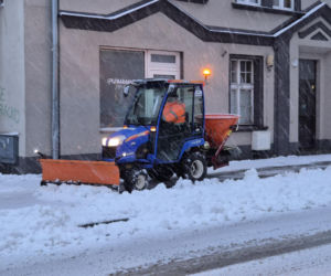 Warmia i Mazury zasypane śniegiem. Na drogach trudne warunki