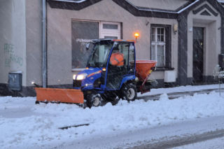 Warmia i Mazury zasypane śniegiem. Na drogach trudne warunki
