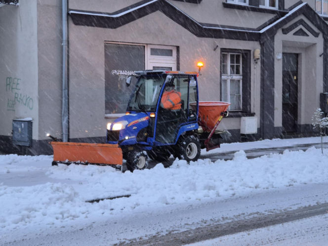 Warmia i Mazury zasypane śniegiem. Na drogach trudne warunki