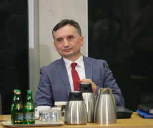 Azyl dla Ziobry. Biedroń: „Skończy w Moskwie chwaląc Putina”, Czarnek: „Azyl to konieczność”