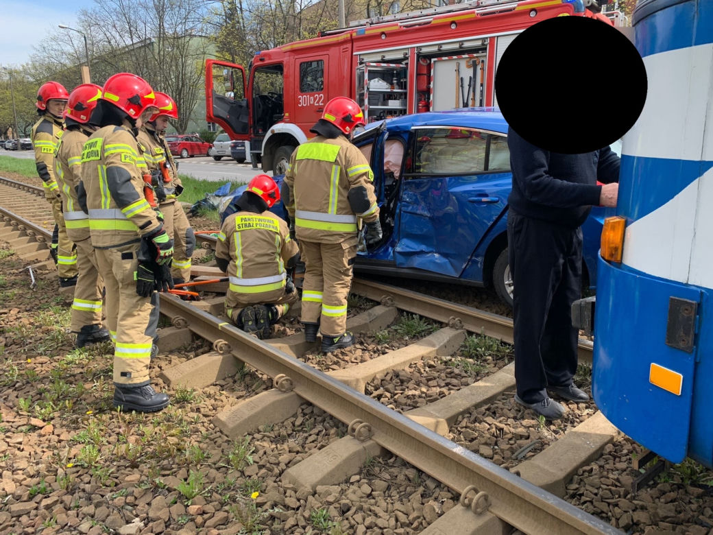 Kraków. Zderzenie samochodu osobowego z tramwajem na Al. Pokoju 