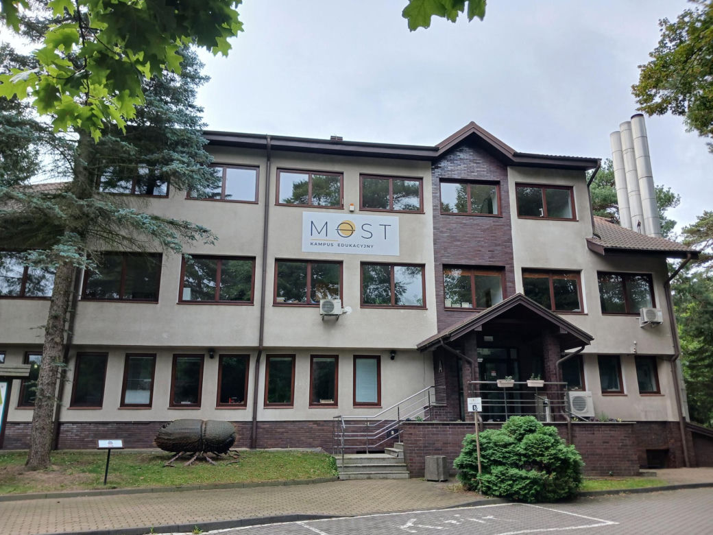 Dzieci w Sękocinie Starym ucza się pod chmurką
