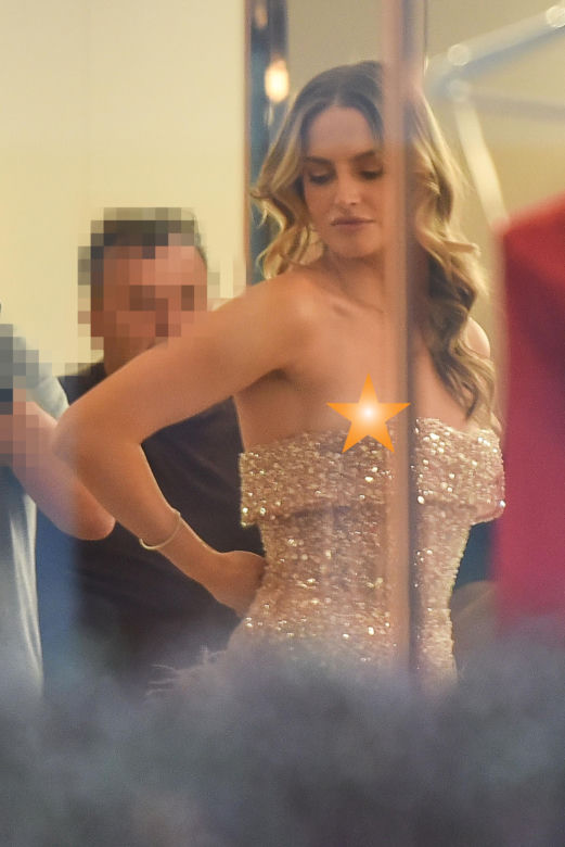 Karolina Pisarek obnażyła się w sklepie! Wypadł jej biust. Nie miała stanika! Wszystko widać