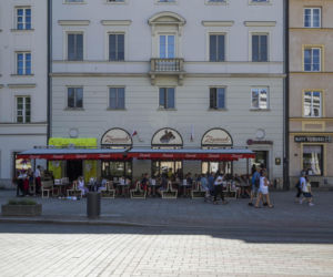 Warszawa dawniej i dziś. Krakowskie Przedmieście 55. Przed wojną ten gmach zachwycał przepychem, dziś jest tylko cieniem dawnej chwały