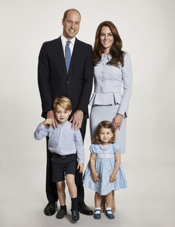Kate Middleton z dziećmi na rodzinnych zdjęciach