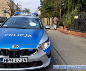 Potrącił pieszych na chodniku i staranował ogrodzenie. Pijany kierowca szalał 