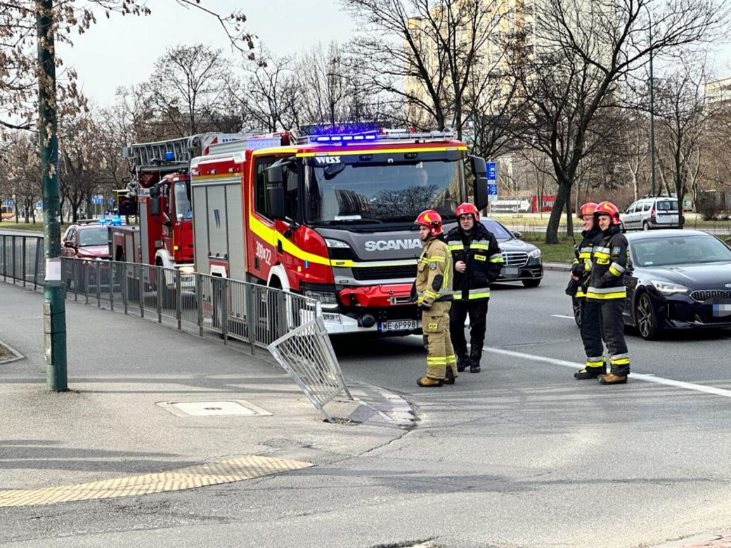 Szokujące sceny przy siedzibie Polsatu w Warszawie. Mężczyzna przyciągnął uwagę wszystkich przechodniów