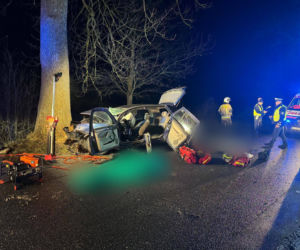 Golf roztrzaskał się na drzewie. Dwie osoby zginęły na miejscu, trzecia w szpitalu