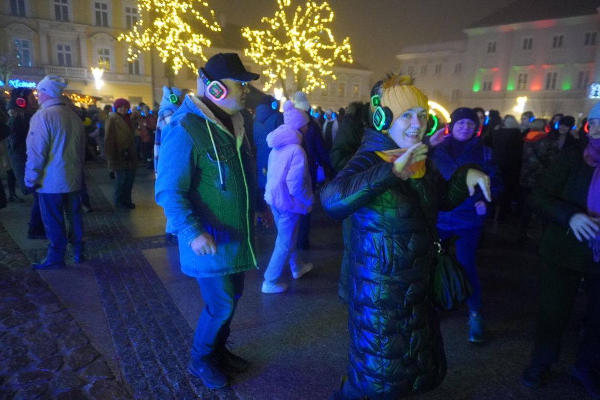 Silent disco i diabelski młyn w Rynku w Kielcach