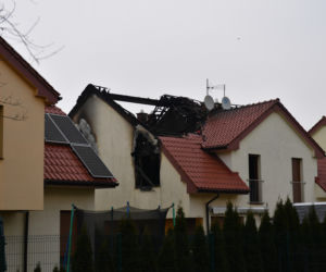 Miejsce po nocnym pożarze na poddaszu domu dwurodzinnego na szczecińskim osiedlu Krzekowo-Bezrzecze