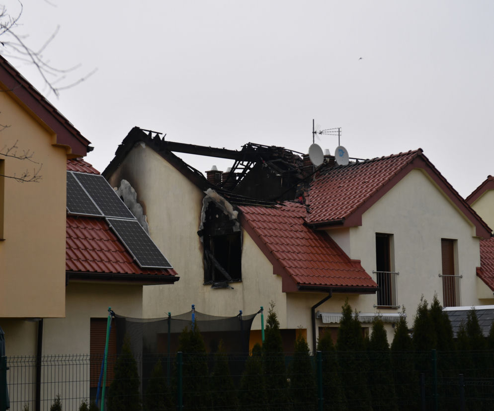 Miejsce po nocnym pożarze na poddaszu domu dwurodzinnego na szczecińskim osiedlu Krzekowo-Bezrzecze